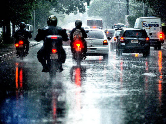 Riscos de acidentes ao andar de moto na chuva