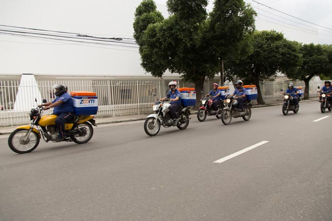 motoboys realizando entregas de documentos