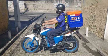 Pilotar moto no verão: a Zoom dá dicas de como o entregador pode se manter bem.