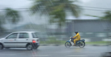 Na imagem é possível ver um motoboy que sabe dicas para pilotar moto na chuva com segurança.