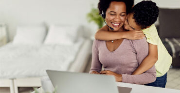 Vemos uma mãe feliz. Leia este artigo e saiba como enviar presente de dia das mães em Home Office!