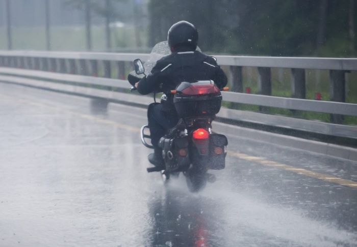 Saiba como andar na chuva de moto com segurança