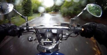 Aprenda algumas dicas de como andar na chuva ao fazer entregas como motoboy