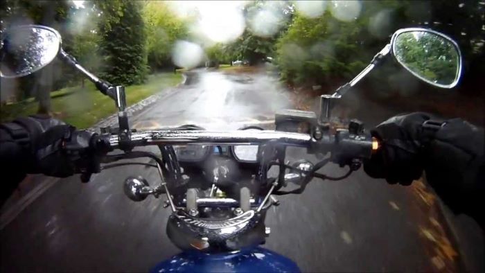 Motoboy de entrega: 6 segredos para andar de moto na chuva
