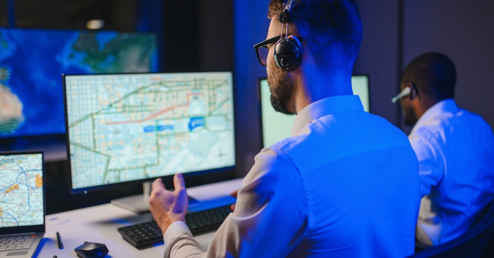 Como o monitoramento de carga em tempo real garante a segurança?